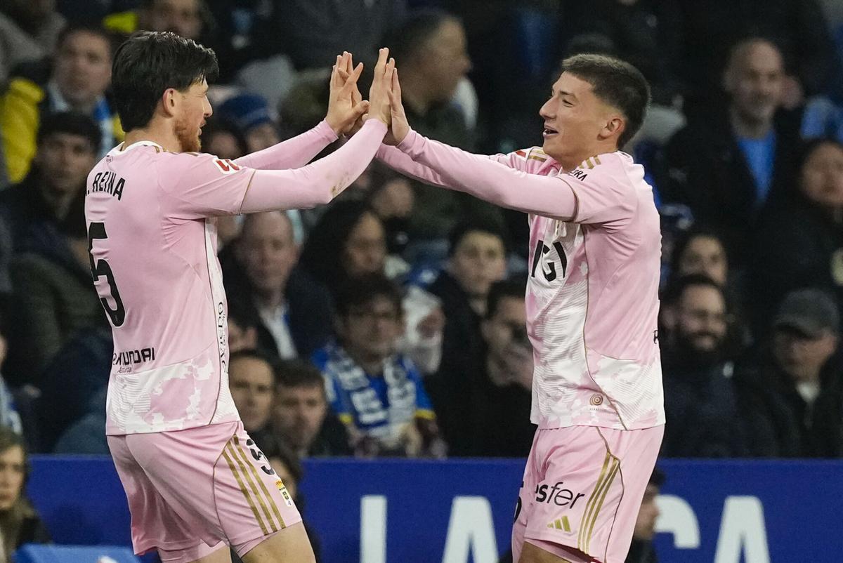 Oviedo's midfielder Alberto Reina (L) celebrates with teammate Thiago Fernandez (R) after scoring the 0-1 goal during the LaLiga soccer match between RCD Espanyol and Real Oviedo at RCDE Stadium in Barcelona, Spain, 09 March 2026. EFE/Enric Fontcuberta
