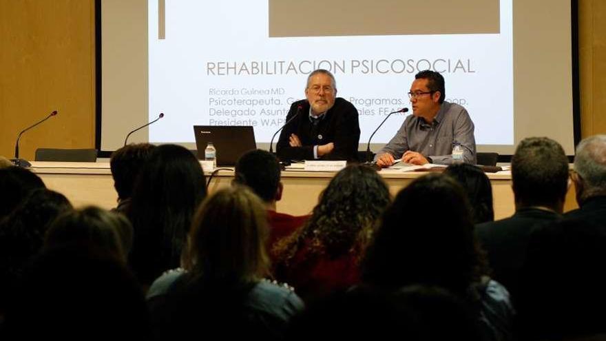 Ángel Lozano (derecha), durante una de las charlas de estas jornadas técnicas.