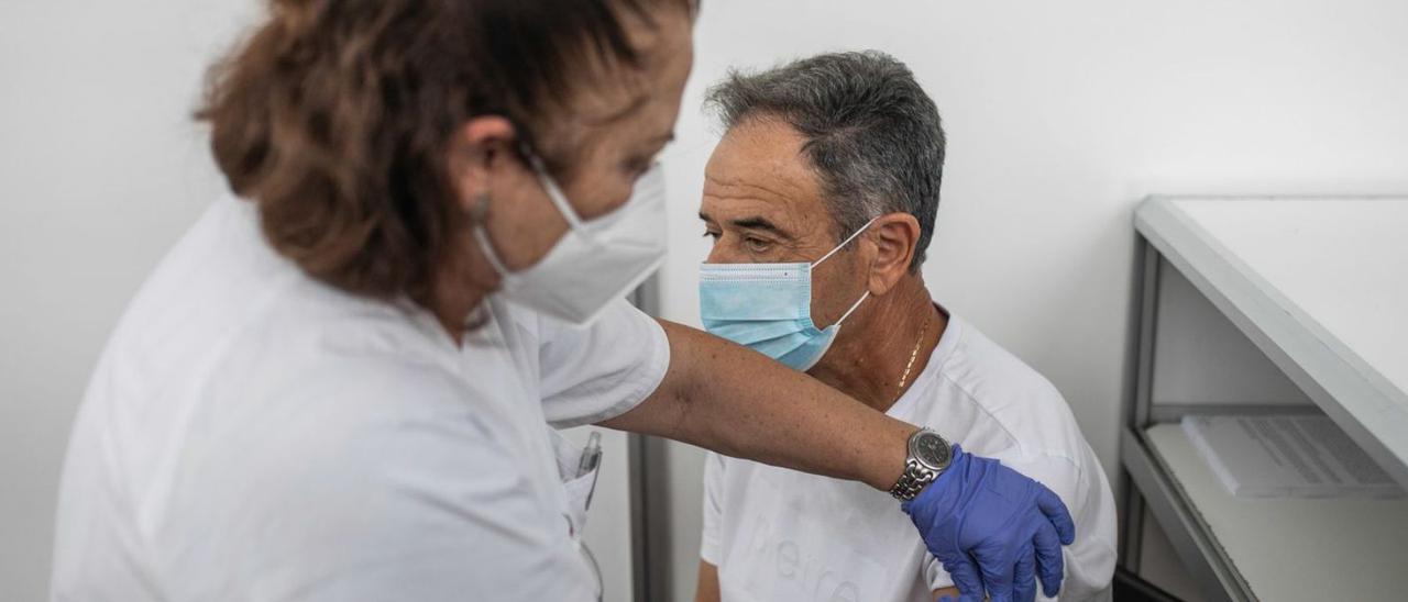 Una enfermera administra la tercera dosis a un paciente en Ibiza.