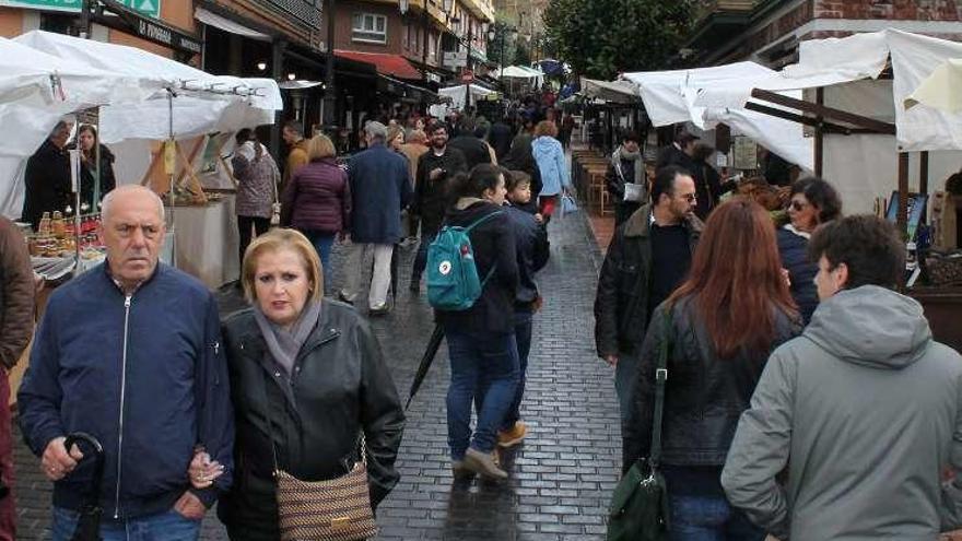 Vistantes al Mercáu Gascuña celebrado ayer.