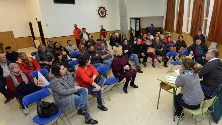 Agís durante su reunión de ayer con vecinos de Portonovo para abordar la Festa da Raia. // G. Santos