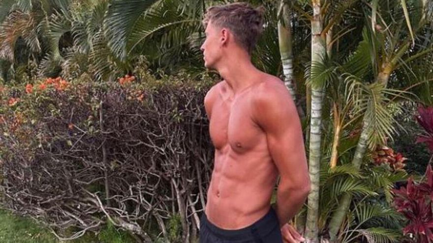 Un famoso futbolista español la lía en redes al defender que se tome el sol sin protector solar: &quot;Eres el rey de los ignorantes&quot;