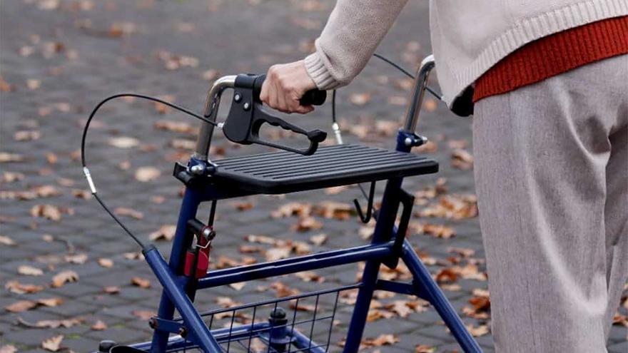 Alerta: Sanidad pide evitar ciertos andadores para mayores hasta nuevo aviso