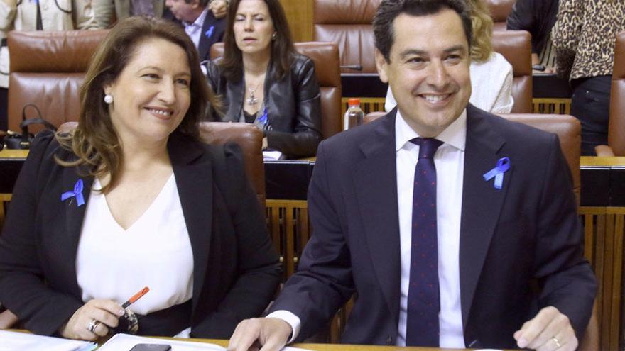 Juanma Moreno, junto a Carmen Crespo, en el Parlamento andaluz.