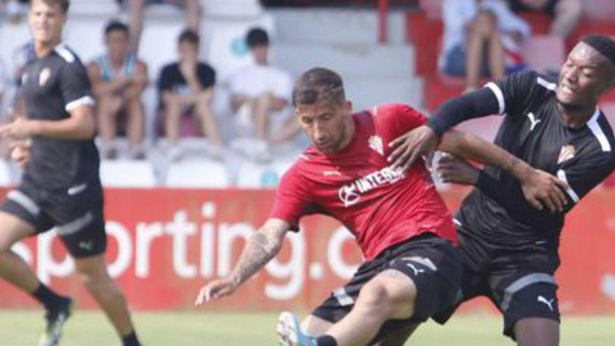 Aitor y Otero, en un lance del partido de ayer. | Marcos León