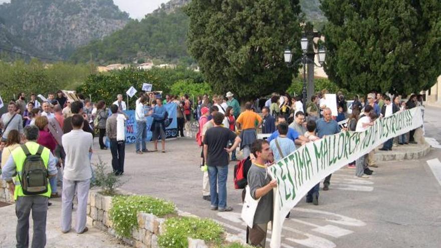 Los manifestantes se concentraron en la entrada del pueblo de Caimari.