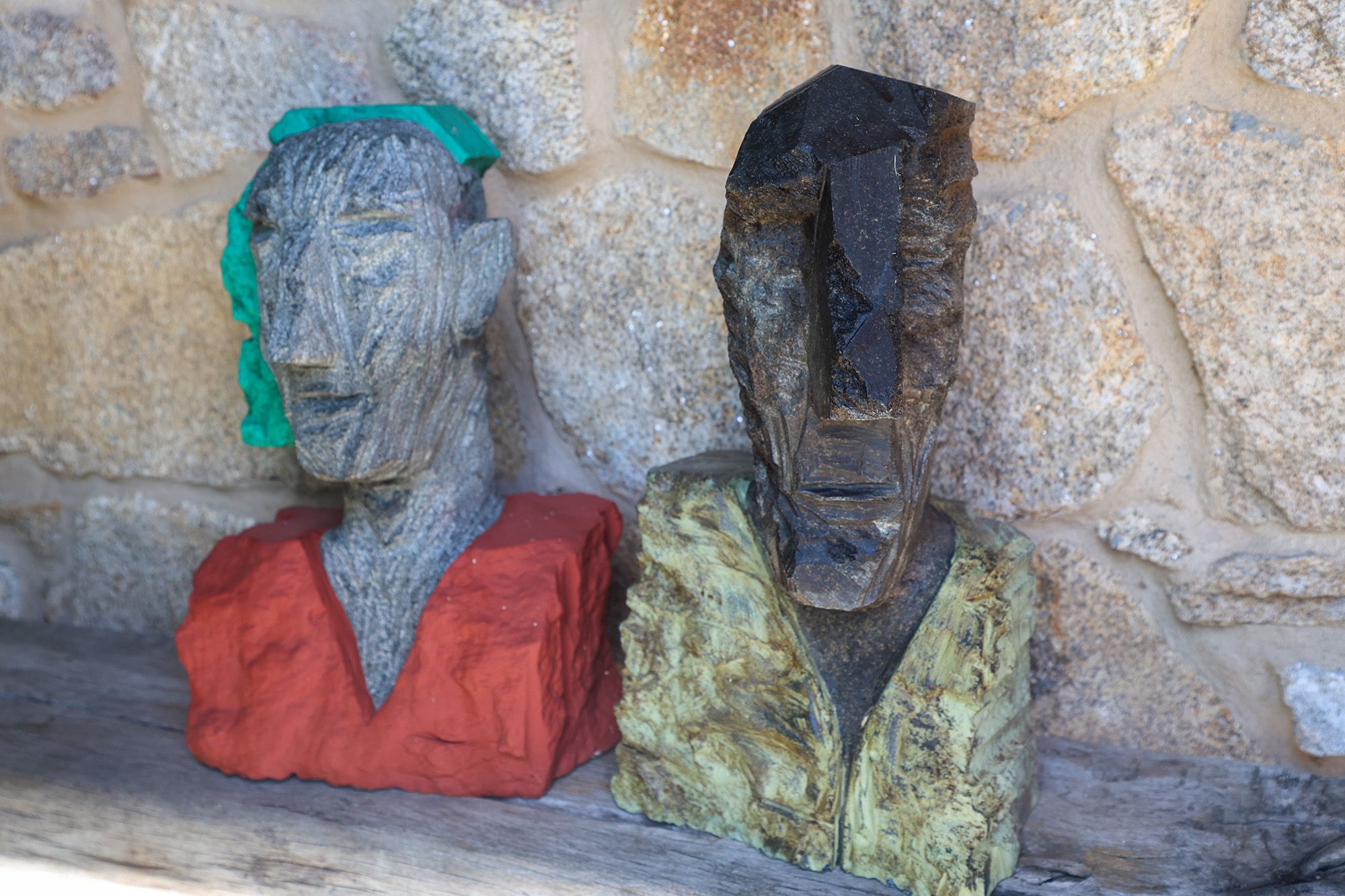 Varias piezas terminadas de Canicoba en un salón de su casa de Ponte de Ulla, en Vedra