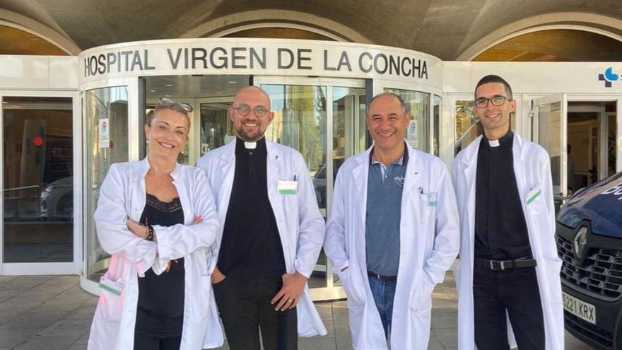 Susana Vicente, Héctor Galán, José Luis Miranda y Agustín Crespo a la entrada del Clínico de Zamora. | Diócesis de Zamora