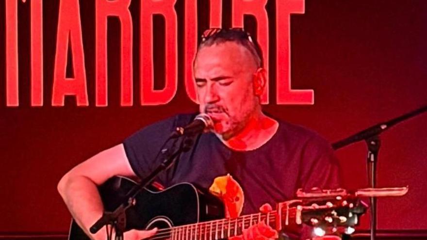Jota Cuspinera, extécnico del Tecnyconta Zaragoza, da su primer concierto como cantautor