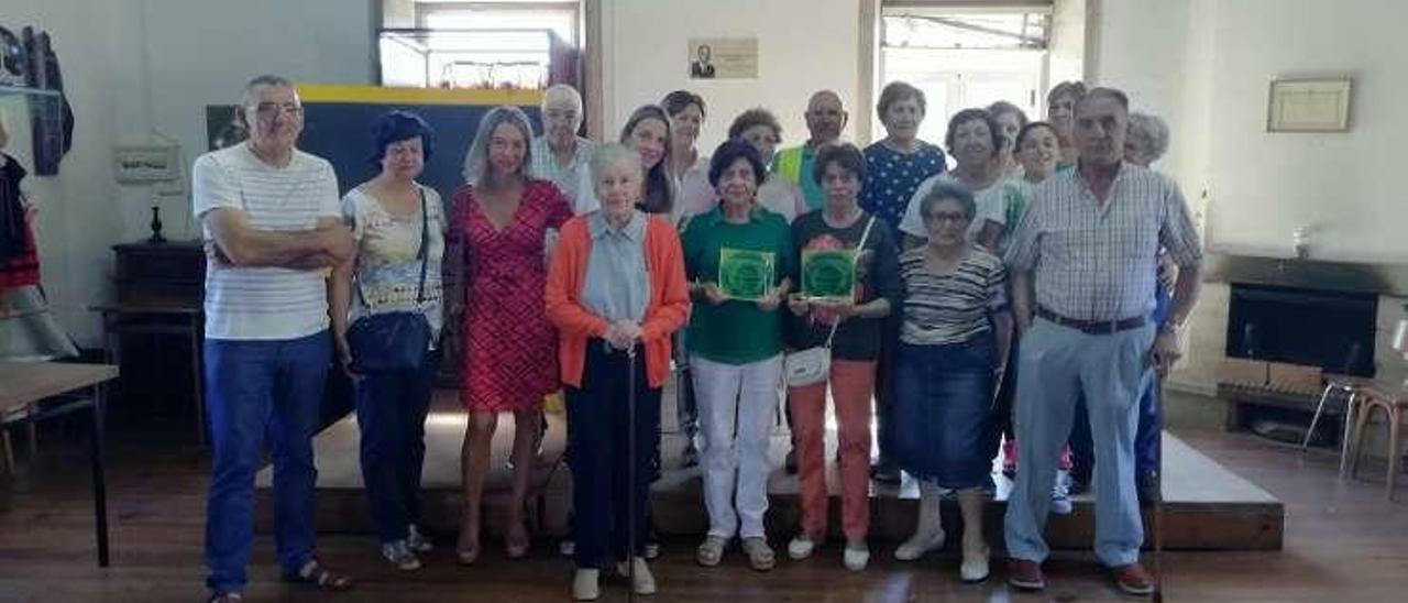 Familiares del profesor y personas que los recibieron en el centro social de Soutolongo.