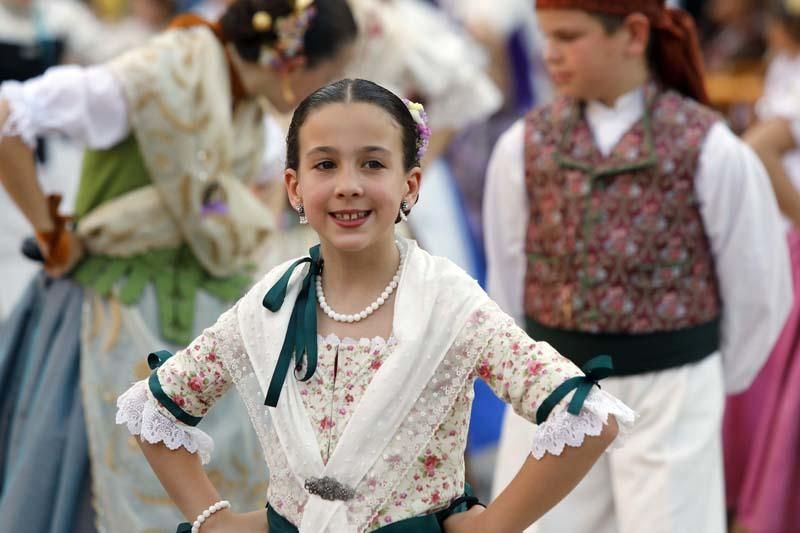 Dansà infantil en la plaza de la Virgen