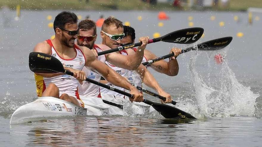 El K-4 español, con Craviotto, Arévalo, Cooper y Germade, al final de la regata.