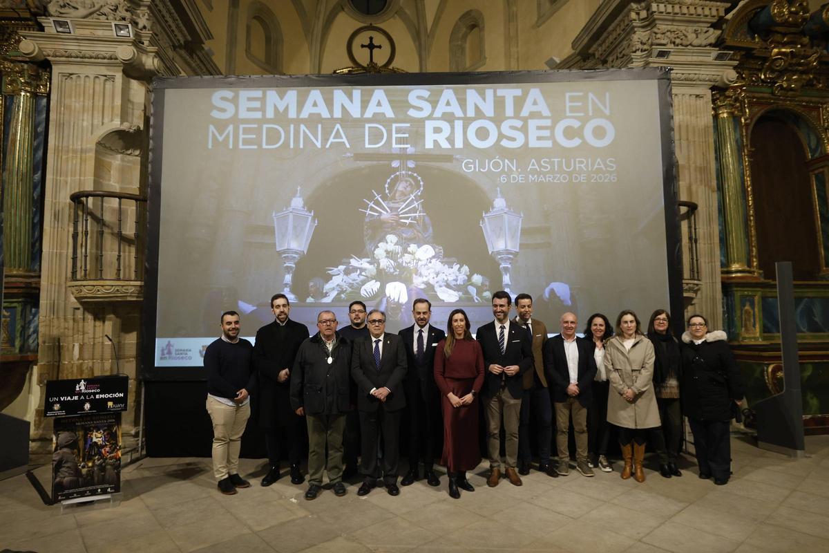 EN IMÁGENES: La localidad vallisoletana de Medina de Rioseco presenta su Semana Santa en Gijón