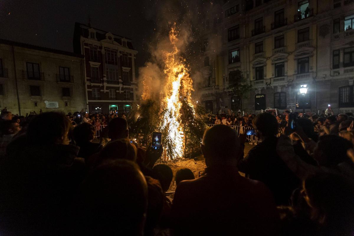 EN IMÁGENES: Así fue la noche mágica de la hoguera de San Juan en Oviedo