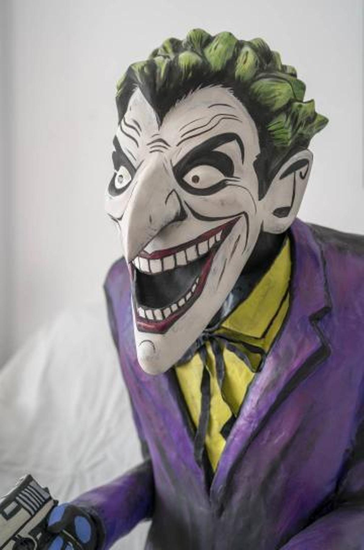 Antía Ferrer Lendoyro, artesana del papel y cartón piedra