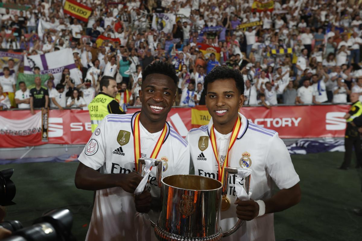 SEVILLA, 06/05/2023.- Los atacantes brasileños del Real Madrid Vinícius Júnior (i) y Rodrygo Goes posan con la Copa de S.M. El Rey entregada por Felipe VI tras vencer 2-1 a Osasuna en la final de la Copa del Rey de fútbol este sábado en el estadio de La Cartuja de Sevilla. EFE/ Julio Munoz