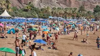 Santa Cruz reabre el tramo de la playa de Las Teresitas cerrado por contaminación