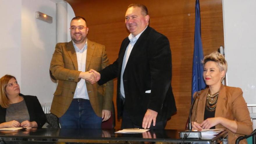 Adrián Barbón, a la izquierda, y Ramón Argüelles sellan el acuerdo con un apretón de manos.