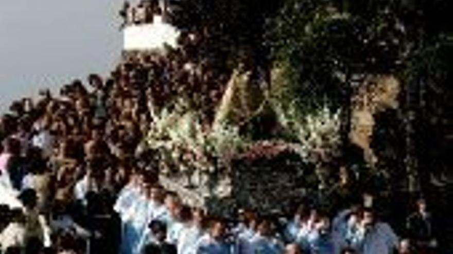 Miles de cacereños acompañan a la Montaña en su procesión de bajada