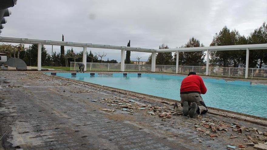 El consistorio sanea el vaso de la piscina