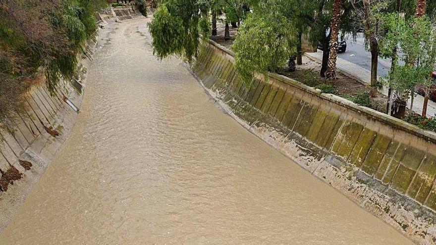 El río Vinalopó, a su paso por el casco urbano de Elda, en abril de 2019.