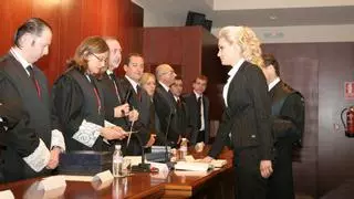 Veintiún licenciados en Derecho juran o prometen como abogados en Elche