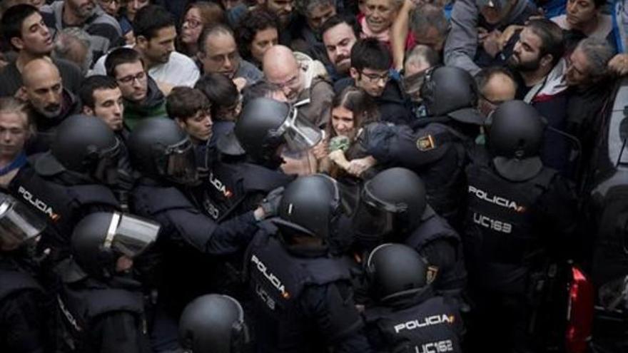 Mandos policiales admiten que el 1-O se saturó su red de comunicación