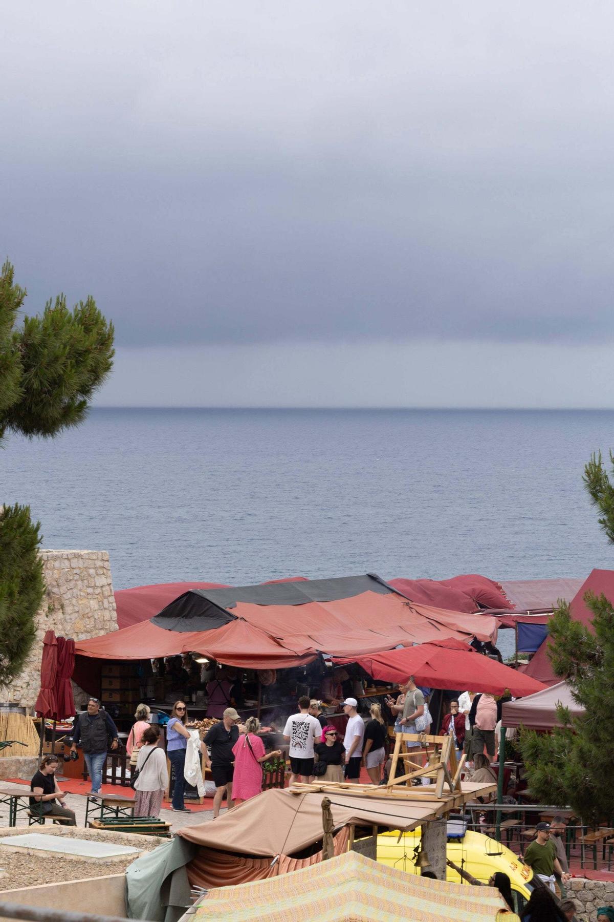 La lluvia ensombrece el primer día de la Feria Ibiza Medieval