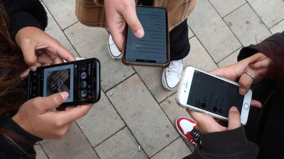 El uso del teléfono móvil está cada vez más extendido entre niños y adolescentes / ECG