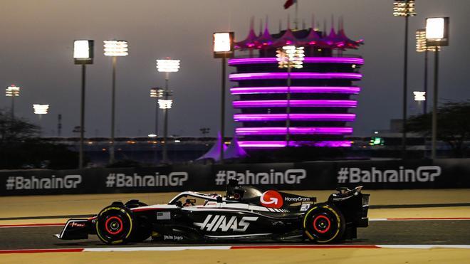 Kevin Magnussen, piloto de Haas, bajo los focos del desierto de Bahréin