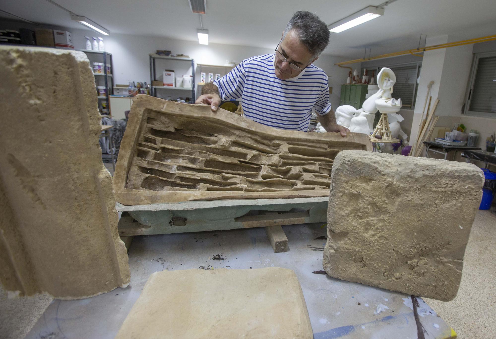 José Gómez Fonseca con moldes de algunos de los decorados que hizo para películas