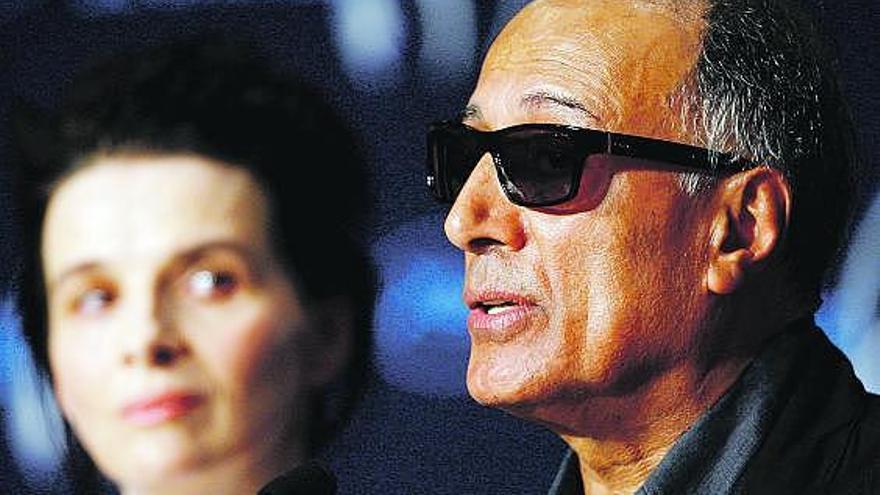 El director Abbas Kiarostami y la actriz francesa Juliette Binoche, ayer, en Cannes.