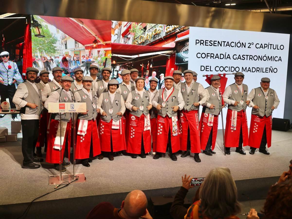 Los asturianos Ángel Repinaldo (en primera fila, primero por la izquierda) y Antonio Cosmen (primero por la derecha) con el resto de cofrades, este miércoles en Fitur.
