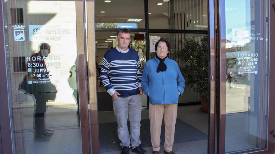 Josefa Montilla, junto a su hijo Andrés, en diciembre pasado, junto a la puerta de Gestrisam en la que tuvo el accidente.