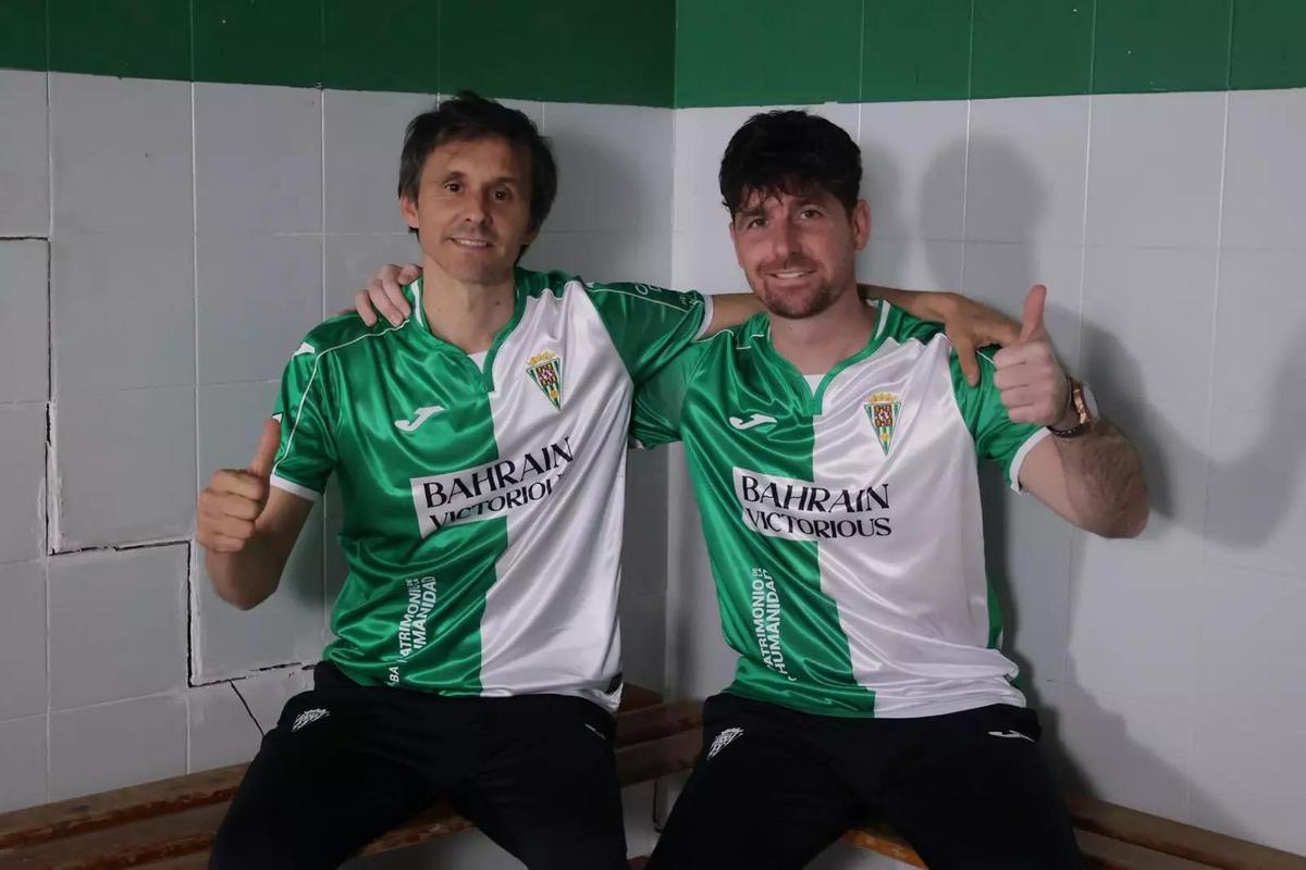 Asen y Javi Flores, con la camiseta retro del ascenso a Segunda del 2007.