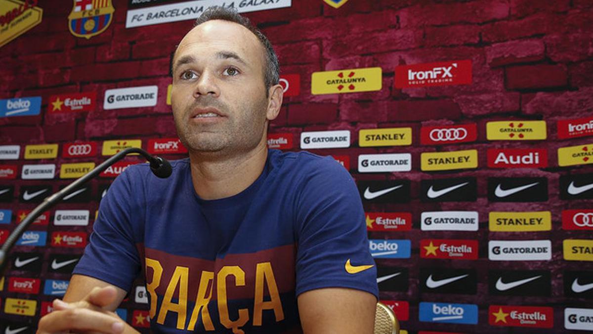 Iniesta, durante la primera rueda de prensa de la gira por EEUU, que ha ofrecido en Los Ángeles