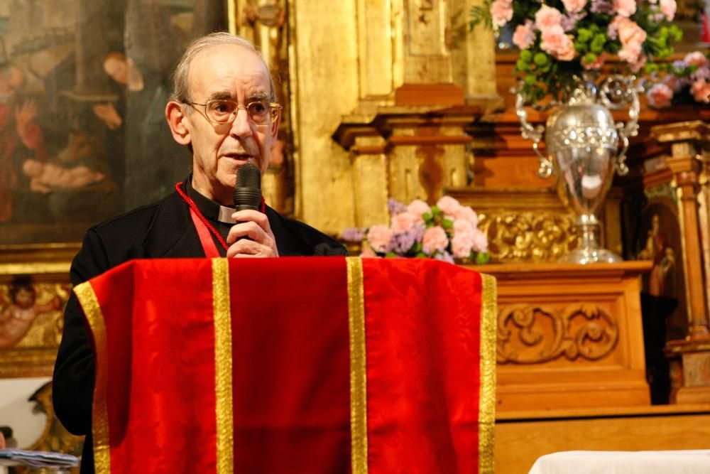 Medalla de honor al sacerdote Plácido Isidro