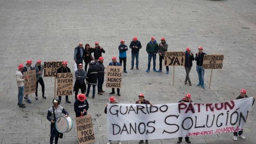 Protesta de los bomberos de Zamora en la Plaza Mayor.