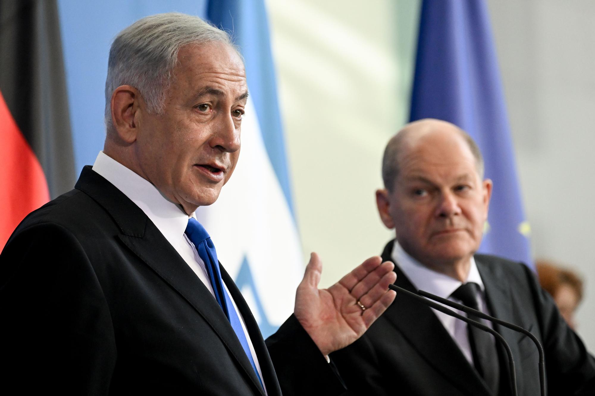 El primer ministro israelí, Binyamín Netanyahu, y el canciller alemán, Olaf Scholz, durante la rueda de prensa que han ofrecido tras su reunión en Berlín este jueves.