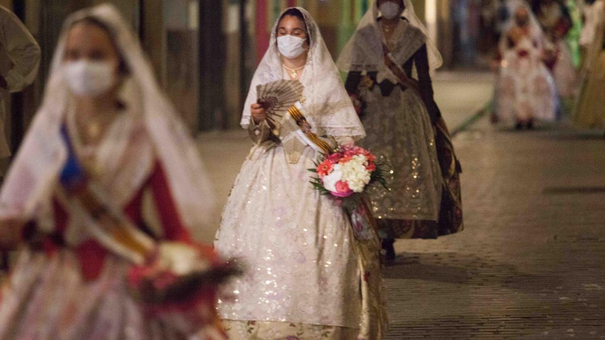 Llegada de la Fallera Mayor Infantil 2021 a la plaza de la Virgen en la Ofrenda