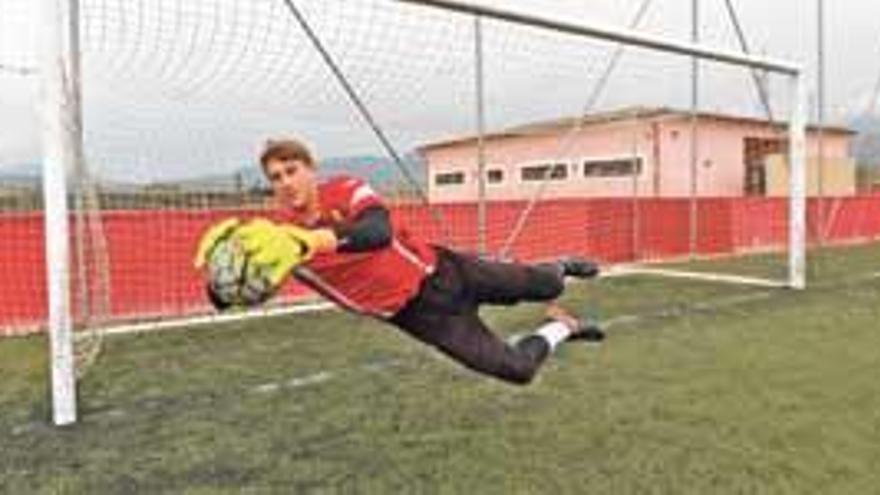 Elías Ramírez detiene un balón en el entrenamiento de ayer en Son Bibiloni.