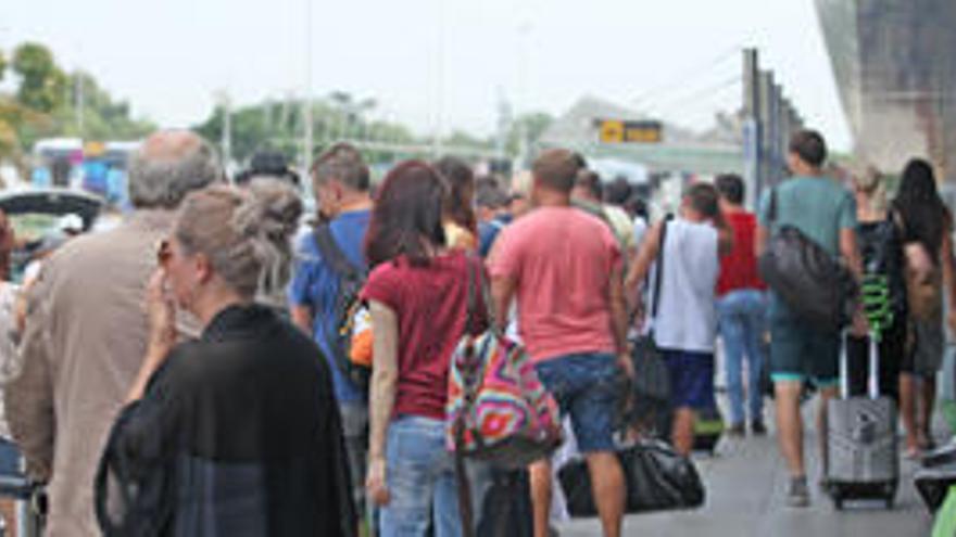 Turistas a su llegada al aeropuerto de Ibiza.
