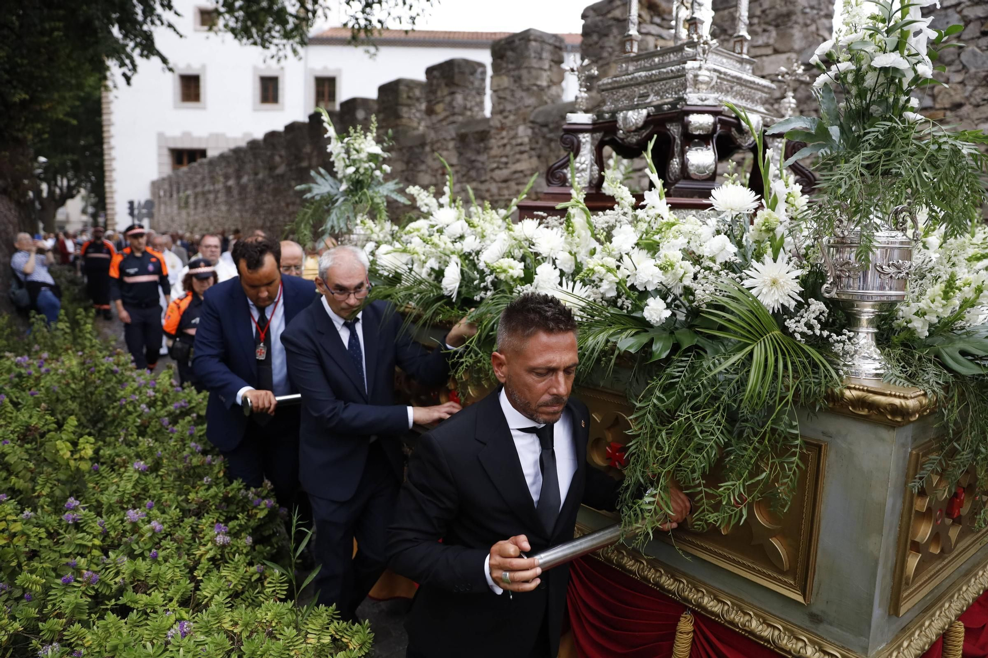 Pétalos, incienso, niños... así fue la procesión del Corpus Christi en Gijón (en imágenes)