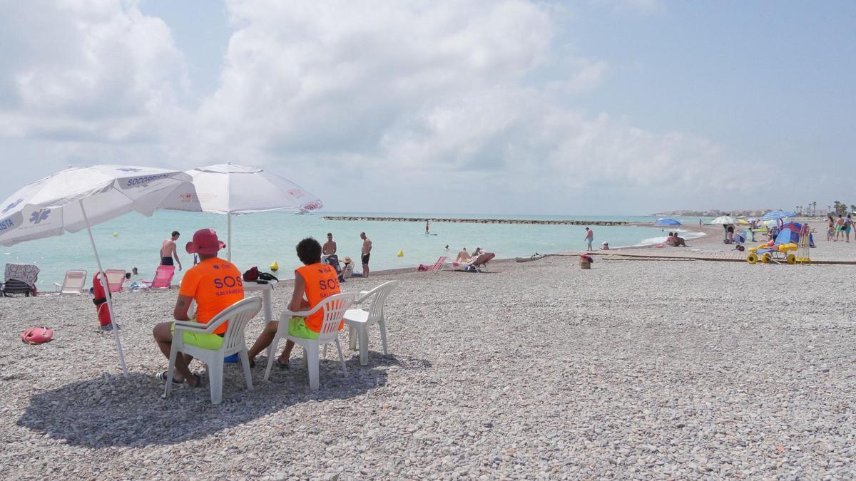 Socorristas de la empresa Provita vigilando otra playa, la de Nules.