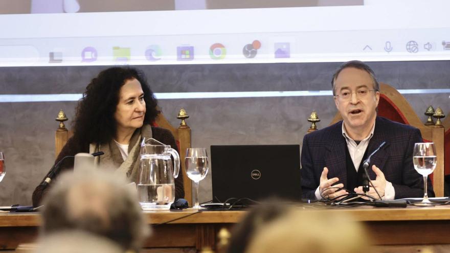 Ana Mas Fernández y Luis Feás, ayer, durante la conferencia en el RIDEA. | Miki López