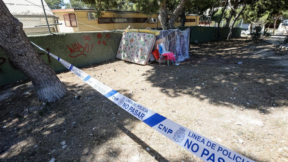 Una tienda de campaña y varios enseres, acordonada por la Policía Nacional en el Tossal.