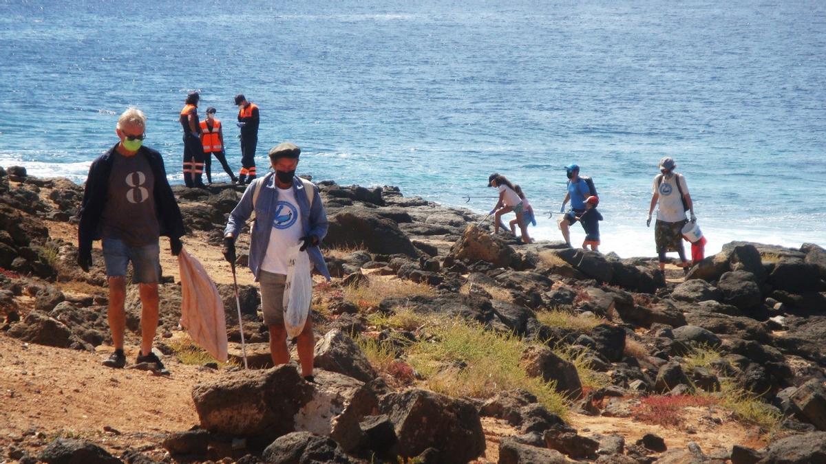 Voluntarios de Lanzarote y Fuerteventura se unen para jornada de limpieza en el litoral de Playa Blanca