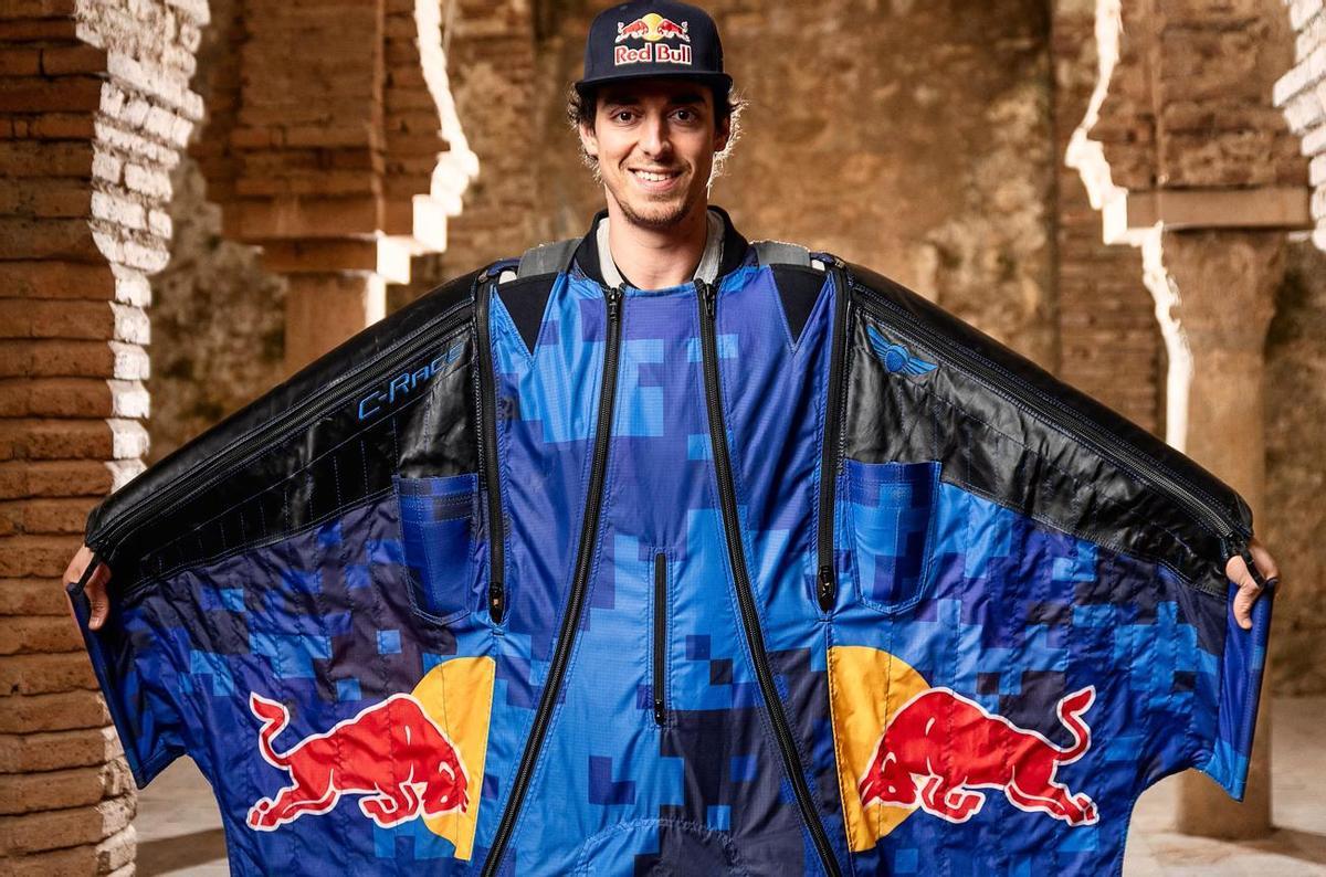 Dani Román, deportista español de 'wingsuit', con el traje de alas que usó para atravesar el puente de Ronda (Málaga).