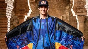 Dani Román, deportista español de wingsuit, con el traje de alas que usó para atravesar el puente de Ronda (Málaga).
