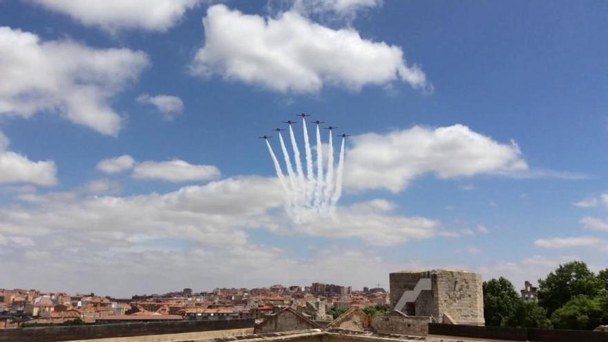 Los pilotos de la Patrulla Águila sobrevuelan Zamora